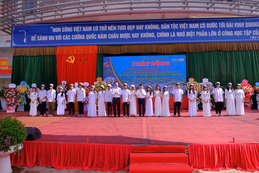 Nhân dịp này, Ban ATGT tỉnh, Công ty cổ phần thương mại và du lịch Hà Lan trao tặng mũ bảo hiểm cho các em học sinh trong Đội thanh niên xung kích ATGT của nhà trường..jpg