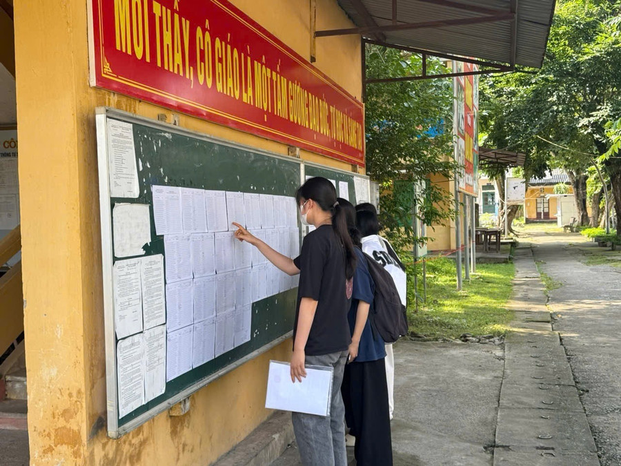 Thí sinh tại điểm thi THPT Bắc Kạn kiểm tra thông tin trước giờ thi. img-9837.jpg