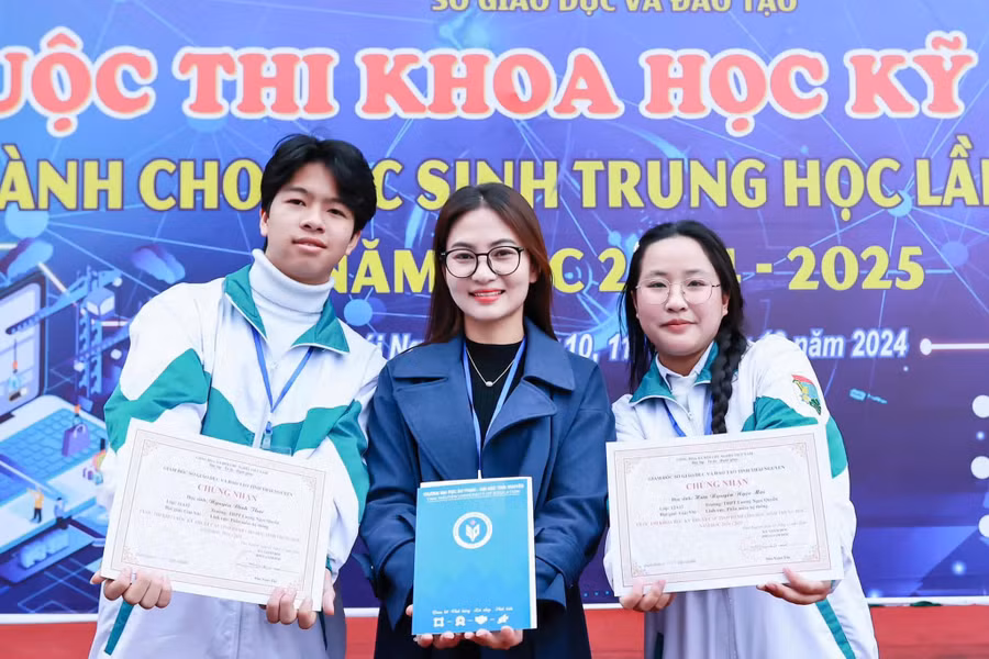 Cô Trần Thị Quỳnh Trang (đứng giữa) vinh dự nhận giải thưởng Lý Tự Trọng năm 2025.