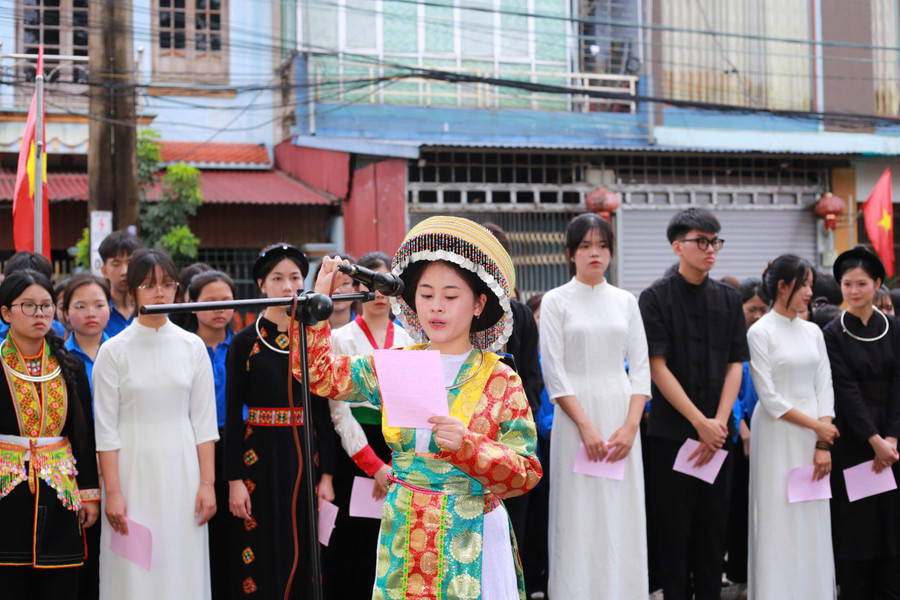 em-vang-thi-sy-dan-toc-mong-hoc-sinh-lop-12a8-den-tu-meo-vac-ha-giang.jpg