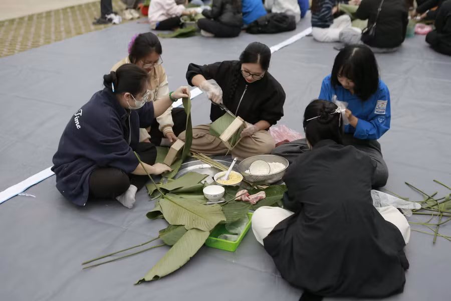 Điểm nhấn giàu cảm xúc của chương trình “Tết sum vầy” 2026 là cuộc thi gói bánh chưng.