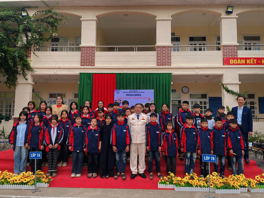 Đại tá Triệu Văn Điện, Anh hùng Lực lượng vũ trang nhân dân, người con ưu tú của quê hương Thiện Hoà, Lạng Sơn cùng các em học sinh Trường PTDTBT THCS Thiện Hoà.