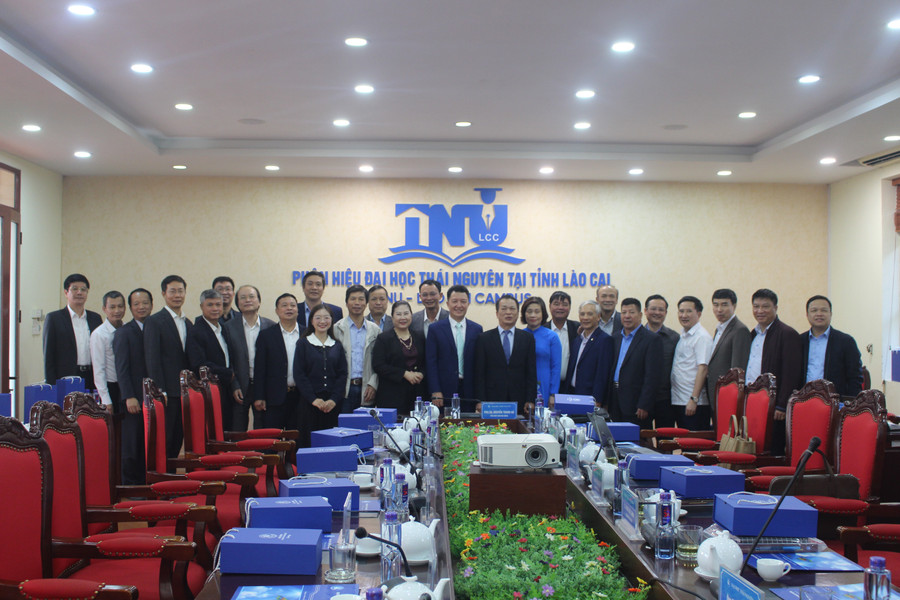 Các thành viên Hội đồng Đại học Thái Nguyên.