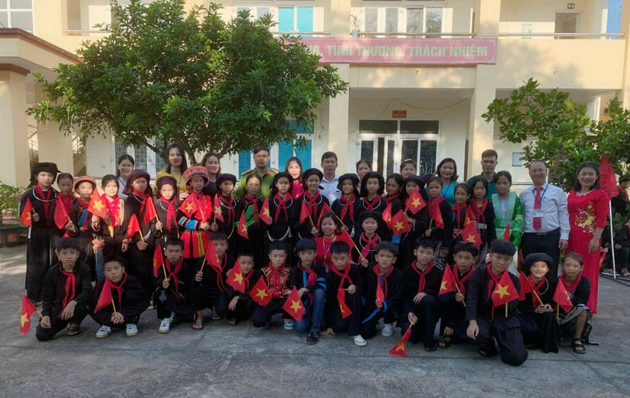 Trường PTDTNT THCS Chợ Mới, tỉnh Thái Nguyên là ngôi trường chuyên biệt dành cho học sinh là người dân tộc thiểu số.