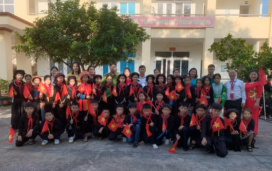 Trường PTDTNT THCS Chợ Mới, tỉnh Thái Nguyên là ngôi trường chuyên biệt dành cho học sinh là người dân tộc thiểu số.