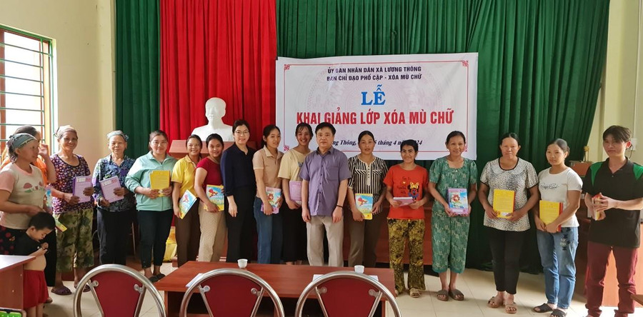 Thắp sáng miền núi từ những lớp học xoá mù chữ.