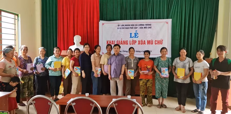 Thắp sáng miền núi từ những lớp học xoá mù chữ.