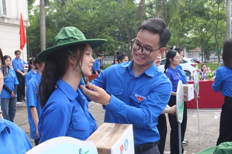 Anh Hoàng Anh Đức – Phó Bí thư Tỉnh đoàn, Trưởng ban Công tác Đoàn và Thanh thiếu nhi, Cơ quan Ủy ban Mặt trận Tổ quốc tỉnh Thái Nguyên động viên tình nguyện viên. img-5936.jpg