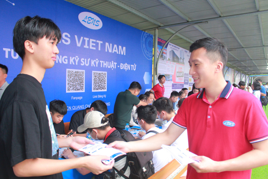 Sinh viên Trường Đại học Kỹ thuật Công nghiệp tham gia ngày hội việc làm ngay sau khi tốt nghiệp. img-9335.jpg
