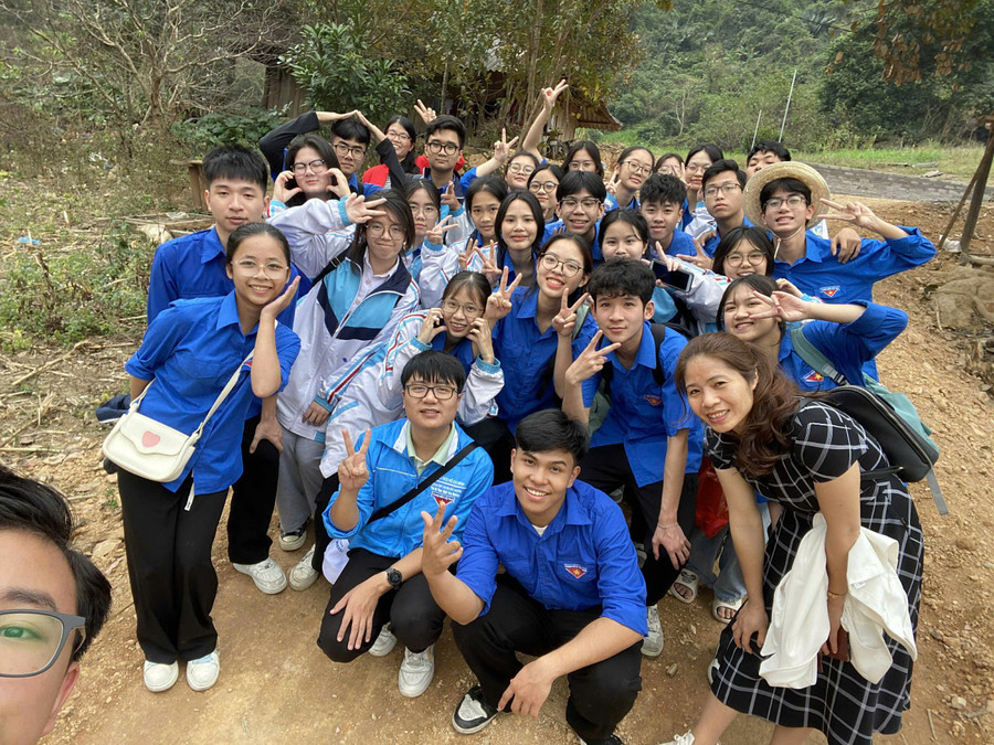 Hà tham gia tình nguyện cùng các bạn trong lớp. ha-tham-gia-tinh-nguyen-cung-cac-ban-trong-lop.jpg