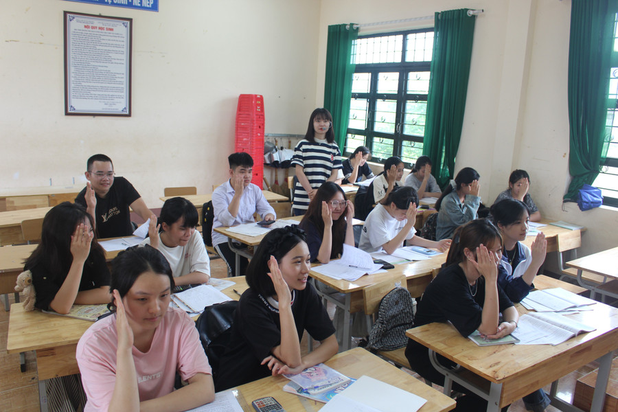 Cô và trò Trường THCS Bảo Cường, huyện Định Hoá, tỉnh Thái Nguyên. img-1733.jpg