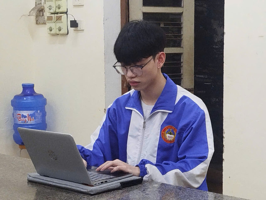 Nam sinh người dân tộc Tày Ma Quốc Khanh, lớp 11A6 trường PT Vùng cao Việt Bắc.