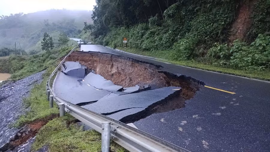 Mưa lớn khiến nhiều tuyến đường huyện miền núi Thái Nguyên bị sạt lở nghiêm trọng.