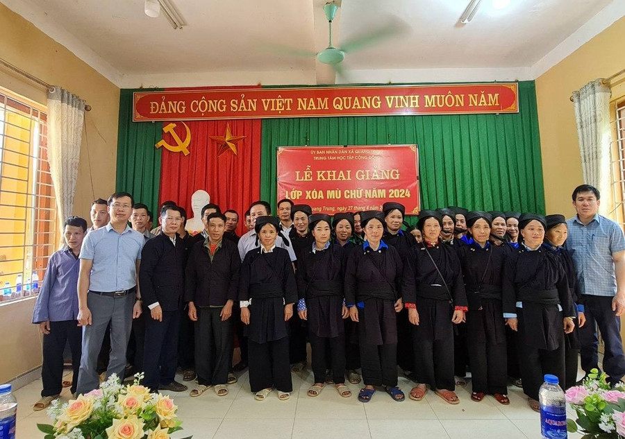 Lễ khai giảng lớp xoá mù chữ.