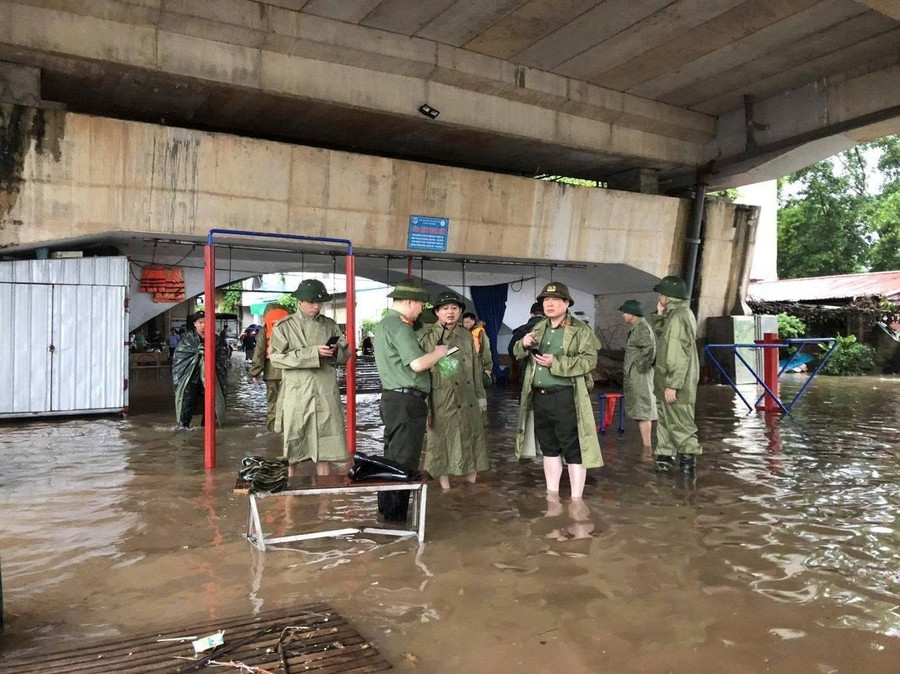 Chủ tịch UBND tỉnh Phạm Hoàng Sơn trực tiếp chỉ đạo khắc phục mưa lũ. img-2445.jpg