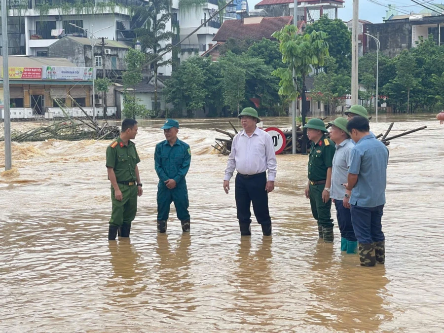 Bí thư Tỉnh ủy Cao Bằng Trần Hồng Minh kiểm tra khu vực ngập lụt tại Cầu Ngầm