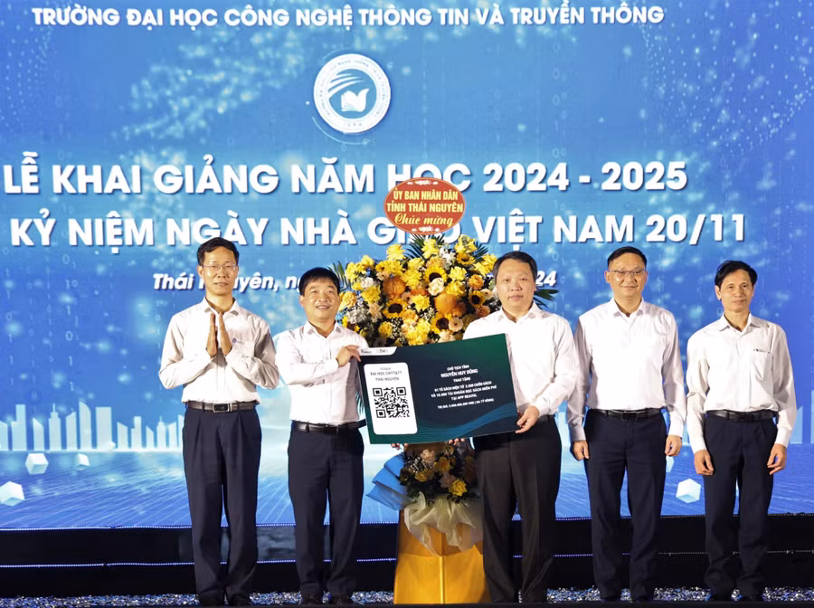 Chủ tịch UBND tỉnh Thái Nguyên Nguyễn Huy Dũng đã khởi tạo, kích hoạt và tặng nền tảng sách số trực tuyến cho Trường Đại học CNTT-TT Thái Nguyên.