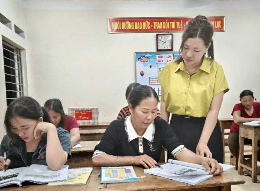 Bằng sự kiên trì và lòng yêu nghề, cô Sùng Thị Sinh đã lựa chọn phương pháp trực quan, sinh động, gần gũi với đời sống để giúp các học viên dễ dàng tiếp thu bài giảng. co-sinh.jpg