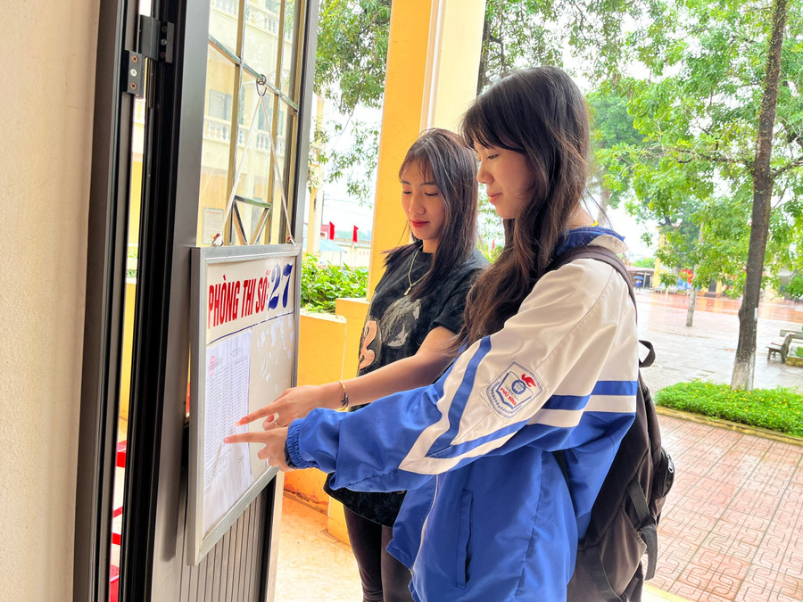Học sinh Trường THPT Phú Bình tham gia thi thử tại trường.