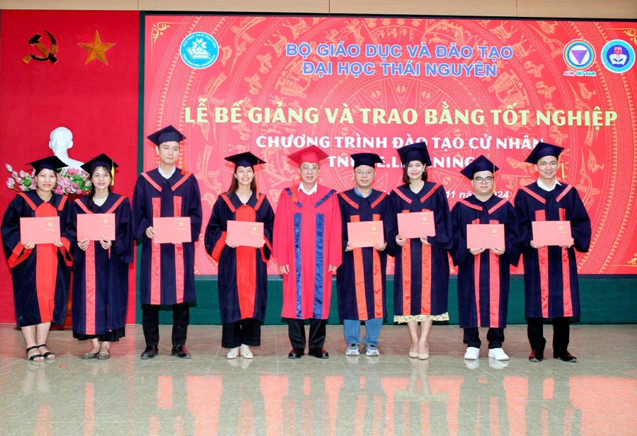 Lễ bế giảng và trao bằng tốt nghiệp chương trình đào tạo cử nhân TNU Elearning.