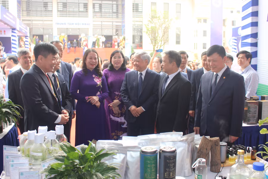 Các đại biểu tham quan các sản phẩm nghiên cứu khoa học của trường Đại học Nông Lâm (Đại học Thái Nguyên) nhân dịp Lễ kỷ niệm 30 năm thành lập Đại học Thái Nguyên.