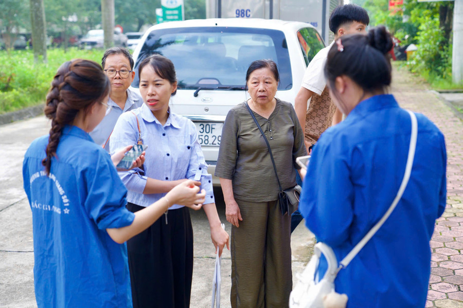 Đoàn thanh niên hỗ trợ thí sinh và người nhà. dhcn-2.jpg