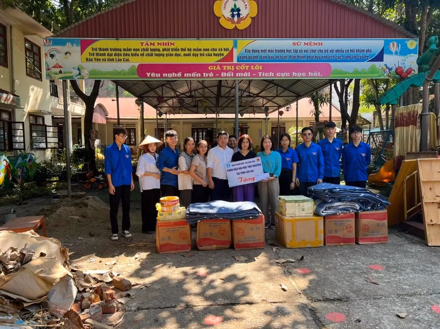 Hội Sinh viên Phân hiệu Đại học Thái Nguyên tại tỉnh Lào Cai hỗ trợ các trường học khắc phục hậu quả sau bão Yagi.