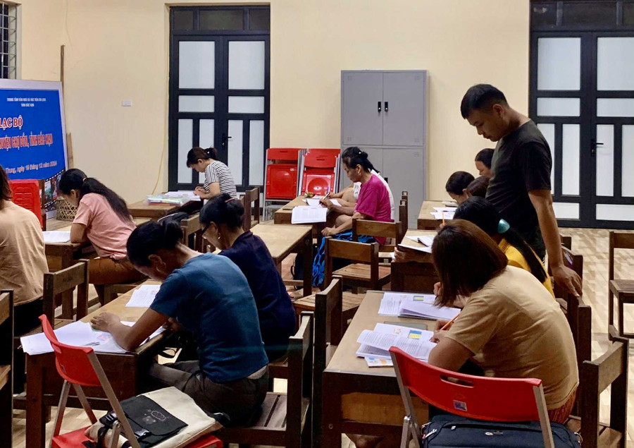 Lớp học xoá mù chữ thu hút đông đảo người dân tham gia. lop-hoc-xoa-mu-chu-thu-hut-dong-dao-nguoi-dan-tham-gia.jpg