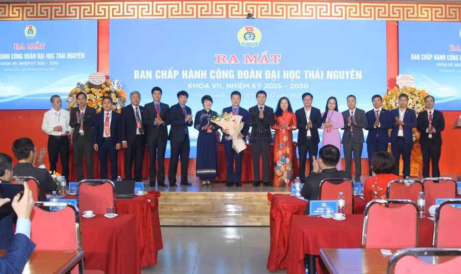 Ban Chấp hành Công đoàn Đại học Thái Nguyên khoá VII, nhiệm kỳ 2025-2030 ra mắt Đại hội.