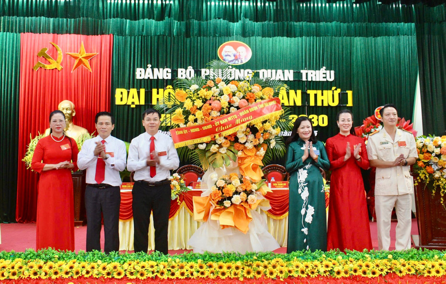 Bà Mai Thị Thuý Nga, Phó Chủ tịch HĐND tỉnh Thái Nguyên tặng hoa chúc mừng.