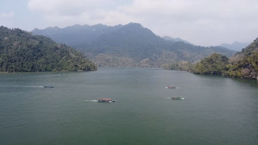 Hồ Ba Bể nằm trong Vườn quốc gia Ba Bể, thuộc tỉnh Thái Nguyên.