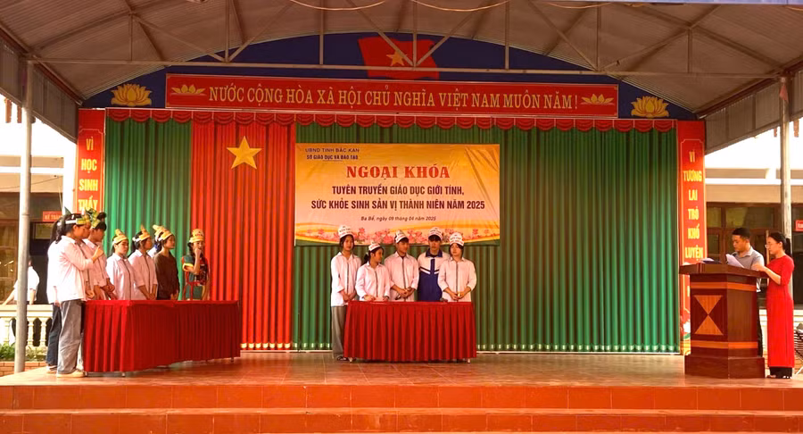 Sở GD&ĐT Bắc Kạn tổ chức chương trình ngoại khóa tuyên truyền giáo dục giới tính, sức khỏe sinh sản cho học sinh trường THPT Ba Bể.