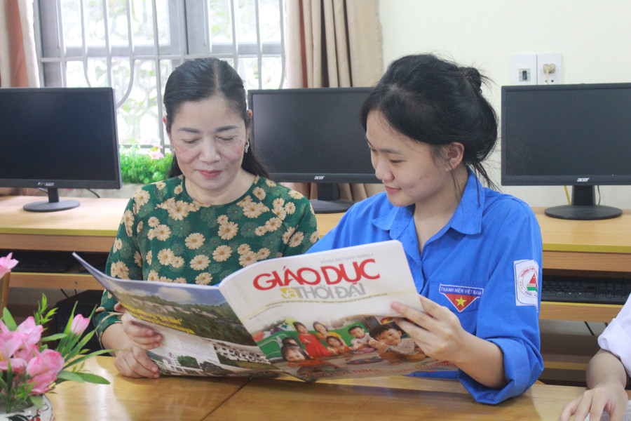 Cô và trò Trường THPT Định Hoá (Thái Nguyên) đọc báo Giáo dục và Thời đại trong thư viện. img-6398.jpg
