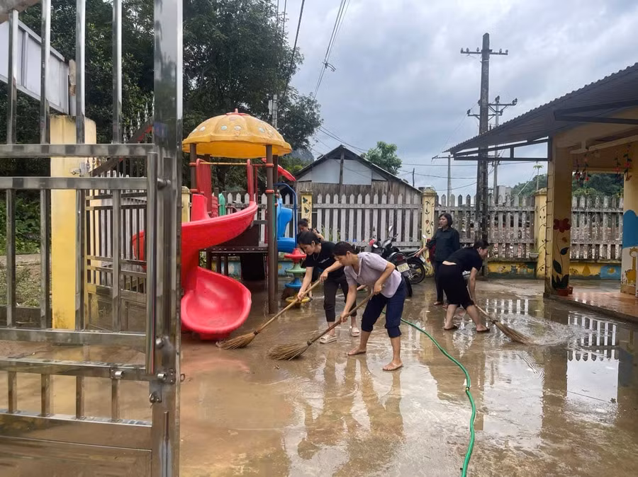 Thầy cô tích cực dọn dẹp trường lớp.jpg