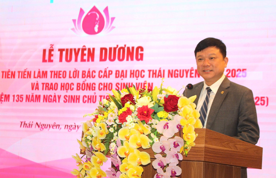 PGS.TS Hoàng Văn Hùng - Giám đốc Đại học Thái Nguyên phát biểu tại buổi lễ. img-8856.jpg