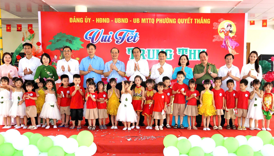 Lãnh đạo tỉnh Thái Nguyên vui Tết Trung thu với các cháu thiếu nhi. img-2308.jpg