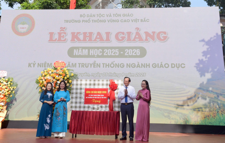 Menteri Etnis Minoritas dan Agama memberikan hadiah kepada sekolah. tang-qua.jpg