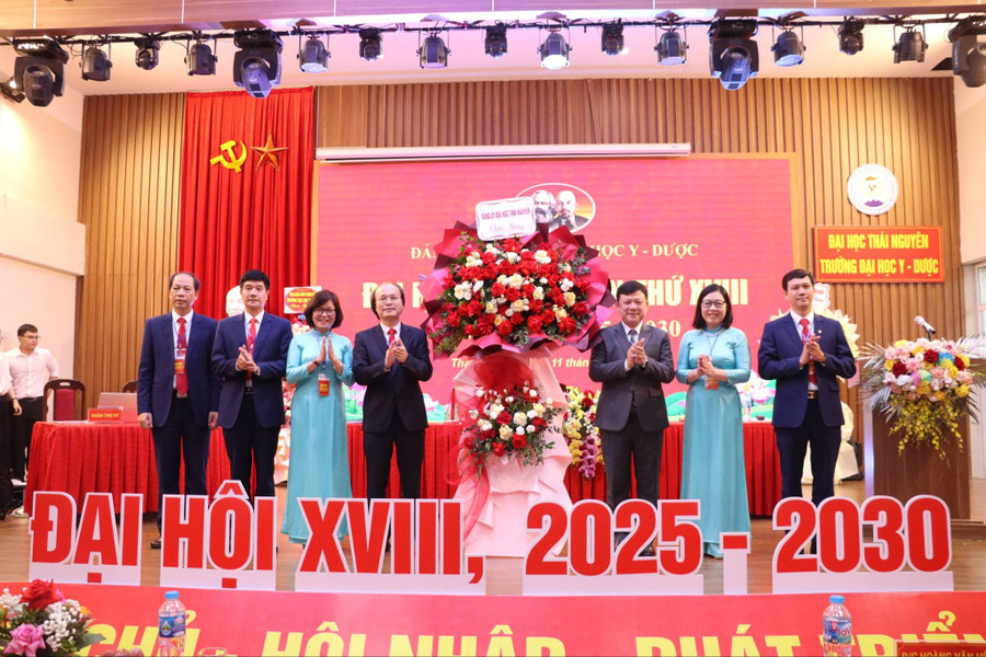 PGS.TS Hoàng Văn Hùng, Giám đốc Đại học Thái Nguyên tặng hoa chúc mừng Đại hội Đại biểu Đảng bộ Trường ĐH Y - Dược lần thứ XVIII nhiệm kỳ 2025–2030. pgsts-hoang-van-hung-giam-doc-dai-hoc-thai-nguyen-tang-hoa-chuc-mung-dai-hoi-dai-bieu-dang-bo-truong-dh-y-duoc-lan-thu-xviii-nhiem-ky-20252030.jpg