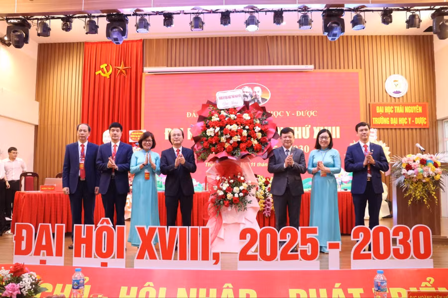 pgsts-hoang-van-hung-giam-doc-dai-hoc-thai-nguyen-tang-hoa-chuc-mung-dai-hoi-dai-bieu-dang-bo-truong-dh-y-duoc-lan-thu-xviii-nhiem-ky-20252030.jpg