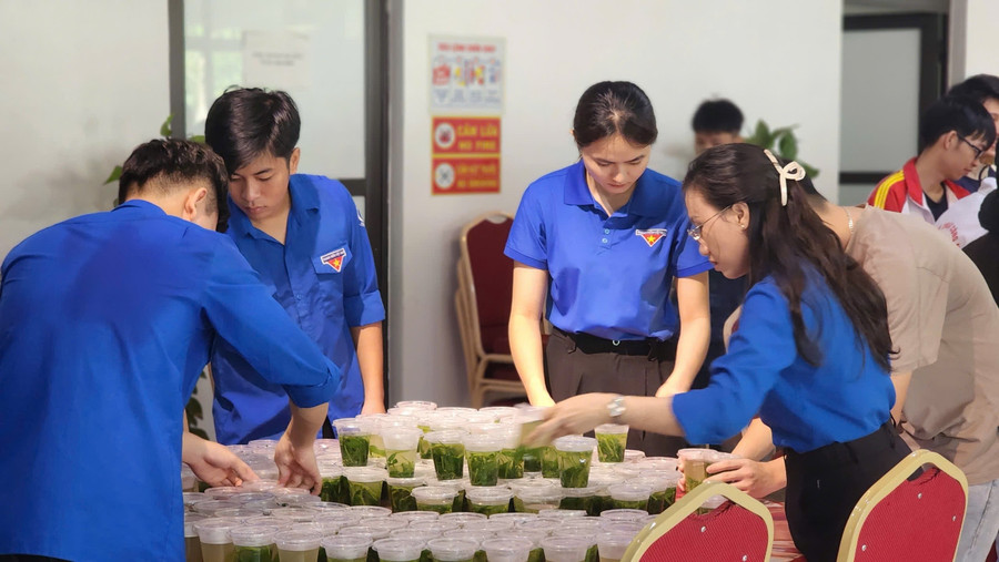 Hỗ trợ chuẩn bị các suất ăn cho người dân vùng lũ. tn-4.jpg