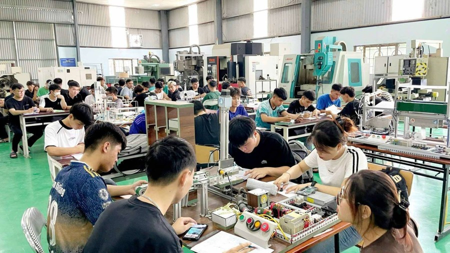 Các hoạt động nghiên cứu khoa học diễn ra sôi nổi trong Nhà trường. cac-hoat-dong-nckh-dien-ra-soi-noi-trong-nha-truong.jpg