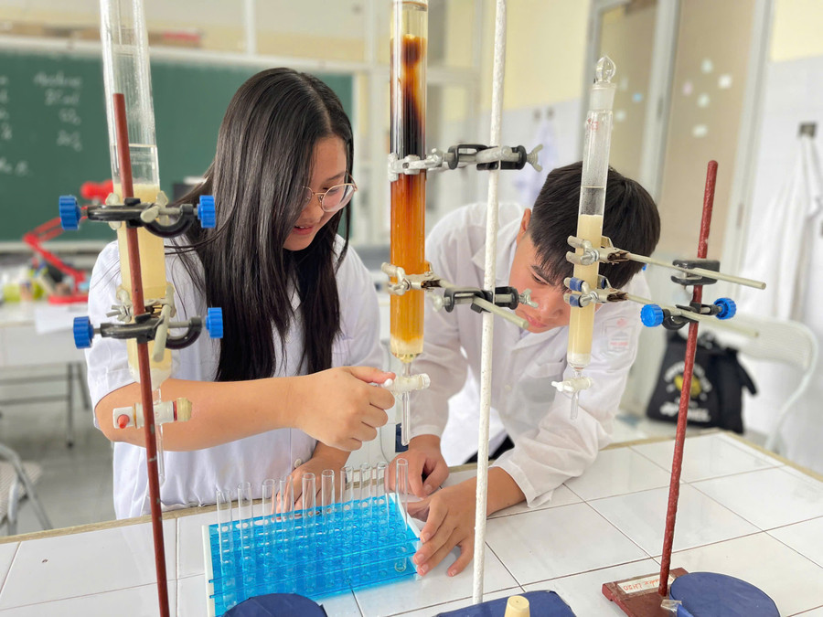 Học sinh Trường THPT Phú Lương nghiên cứu sản phẩm.