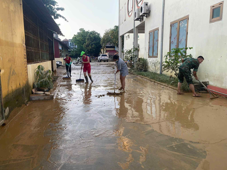 Lượng bùn đất lớn khiến công tác dọn dẹp vô cùng khó khăn. luong-bun-dat-lon-tai-cac-truong.jpg