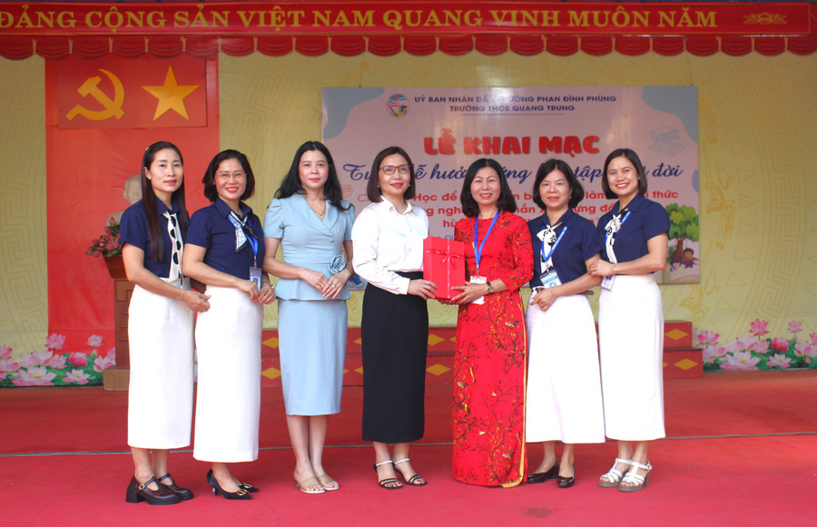 Đại diện phường Phan Đình Phùng trao quà cho Trường THCS Quang Trung.