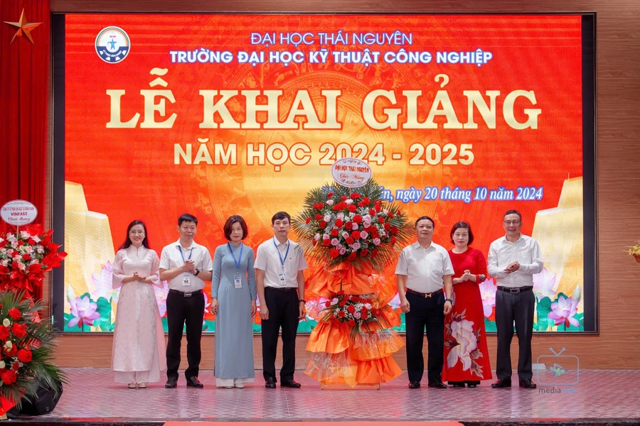 Lãnh đạo Đại học Thái Nguyên tặng hoa chúc mừng trường Đại học Kỹ thuật Công nghiệp.