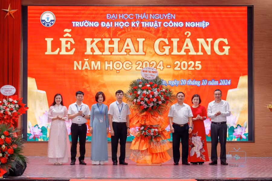 Lãnh đạo Đại học Thái Nguyên tặng hoa chúc mừng trường Đại học Kỹ thuật Công nghiệp.