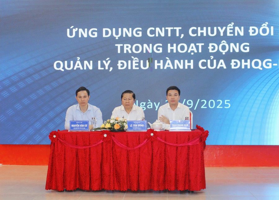 Thứ trưởng Bộ GD&ĐT Lê Tấn Dũng (ở giữa); Chánh văn phòng Bộ GD&ĐT Trần Quang Nam (bên phải) và Phó Chánh văn phòng Bộ GD&ĐT Nguyễn Văn Cừ (bên trái) chủ trì hội nghị.