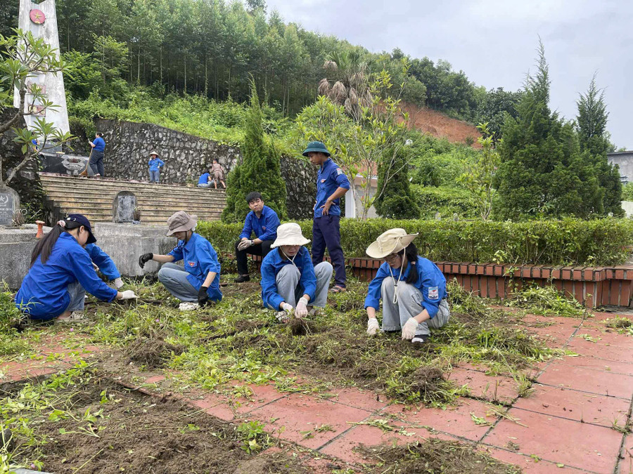 Sinh viên tham gia dọn dẹp khuôn viên nghĩa trang liệt sĩ. sinh-vien-tham-gia-don-dep-khuon-vien-nghia-trang-liet-si.jpg