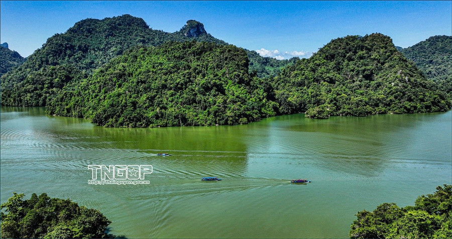 Khi hai mặt nước soi chung bầu trời.