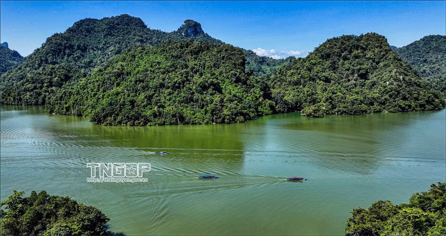 Khi hai mặt nước soi chung bầu trời.